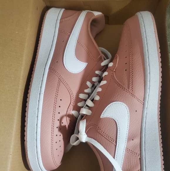 New in box Nike cream sneakers - Picture 2 of 4